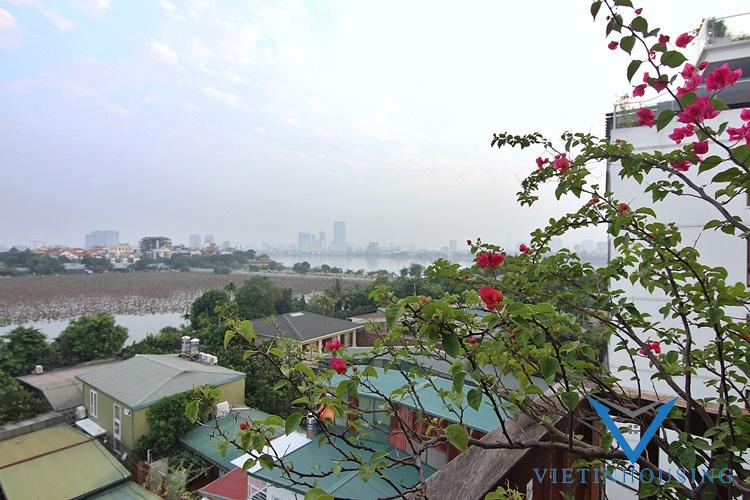 Căn hộ dịch vụ 3 phòng ngủ 2 vệ sinh nằm ở tầng cao của tòa nhà cho thuê trên phố Đăng Thai Mai.Tây Hồ