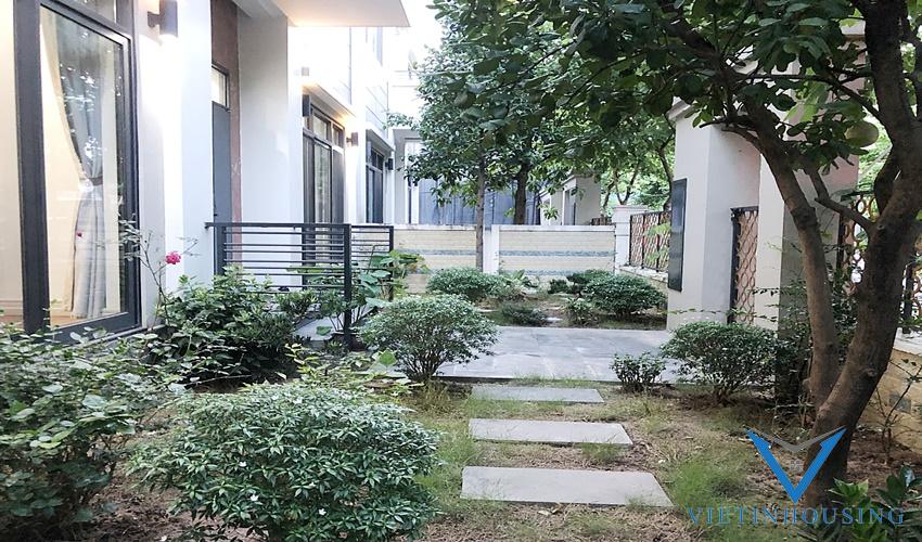 Căn biệt thự mới đẹp nội thất hiện đại không gian xanh sân vườn rộng cho thuê khu starlake