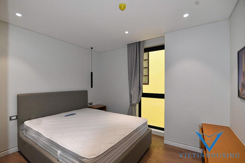 Căn hộ 2 phòng ngủ view hồ cho thuê tại Trúc Bạch, Ba Đình